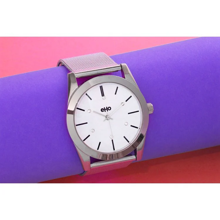Montre Ecoresponsable eHo portée Femme Métal Chromé Argenté sur fond violet