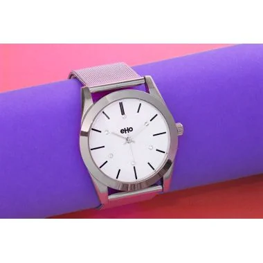 Montre Ecoresponsable eHo portée Femme Métal Chromé Argenté sur fond violet