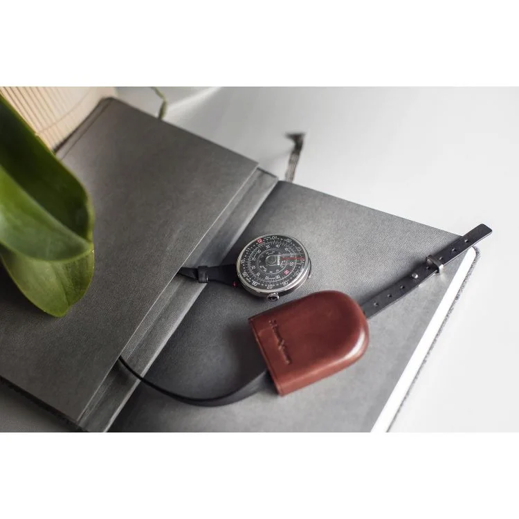 Ambiance Montre Klokers - Klok 01 - 5ème anniversaire - Cadran Anthracite - Alcantara Grise
