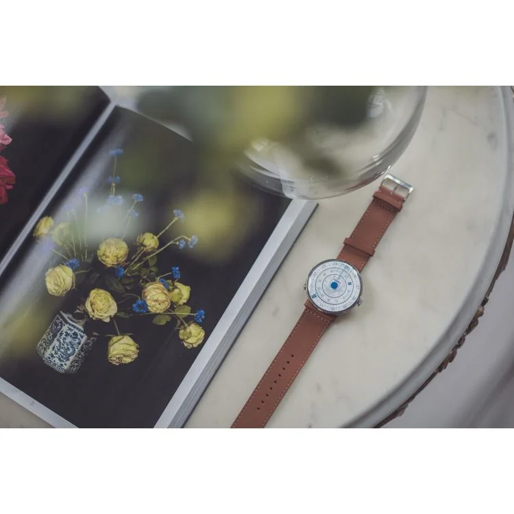 Ambiance Montre Klokers - Klok 01 - Héritage - Cadran Blanc & Bleu - Cuir Caramel