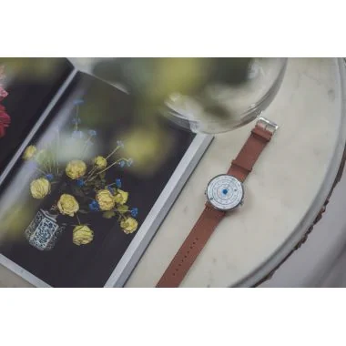 Ambiance Montre Klokers - Klok 01 - Héritage - Cadran Blanc & Bleu - Cuir Caramel
