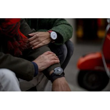 Portée Montre Klokers - Klok 01 - Minimal - Cadran Blanc - Cuir Granolo Rouge