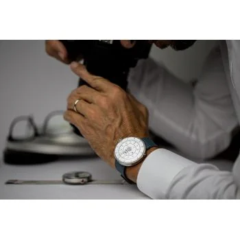 Portée Montre Klokers - Klok 01 - Minimal - Cadran Blanc - Cuir Bleu Jean