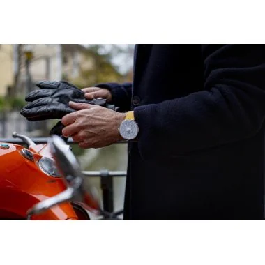 Portée 2 Montre Klokers - Klok 01 - Minimal - Cadran Blanc - Cuir Jaune