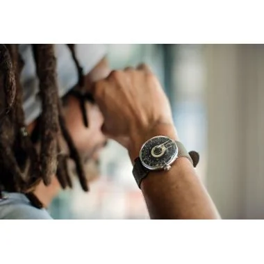 Portée Montre Klokers - Klok 08 - Sixties - Cadran Noir & Champagne - Cuir Caramel