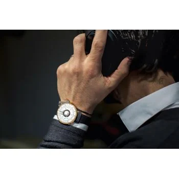 Portée Montre Klokers - Klok 08 - Sixties - Cadran Blanc & Pourpre - Nato Noir