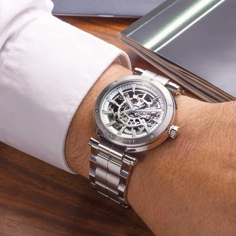 Michel Herbelin Newport – squelette – automatique – acier – 1768A15GD vue porter