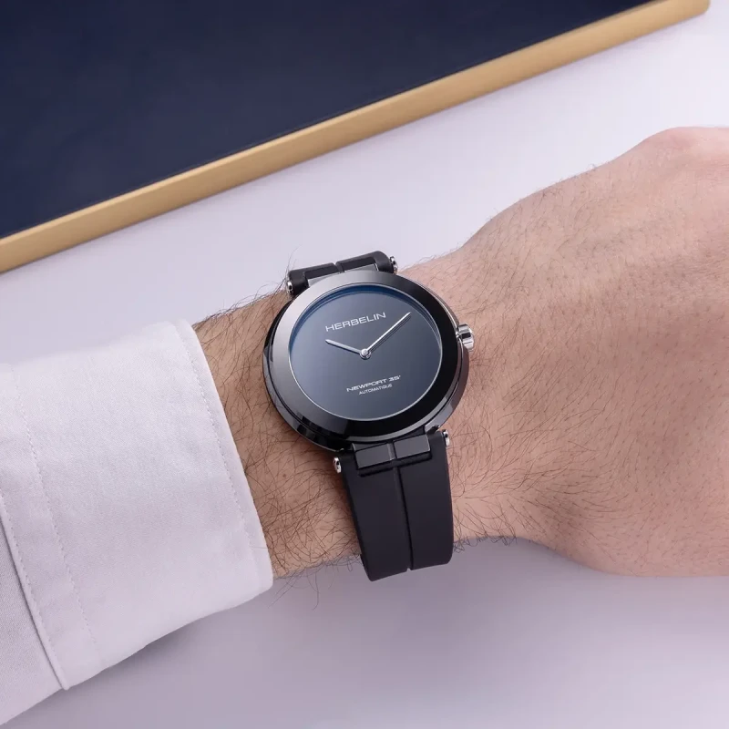 NEWPORT – automatique – céramique – noire – 1335CRN04 vue porter