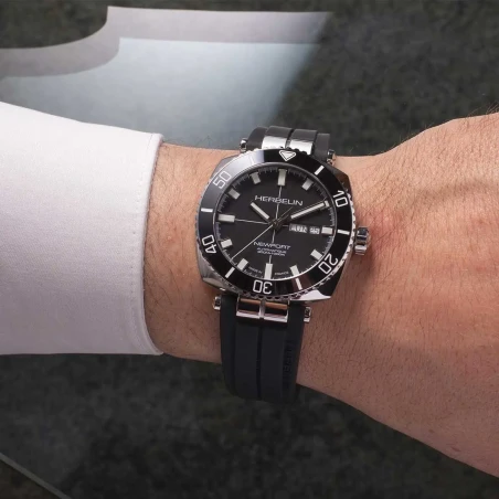 Michel Herbelin Newport – diver – noir –1774AN14CA vue porter