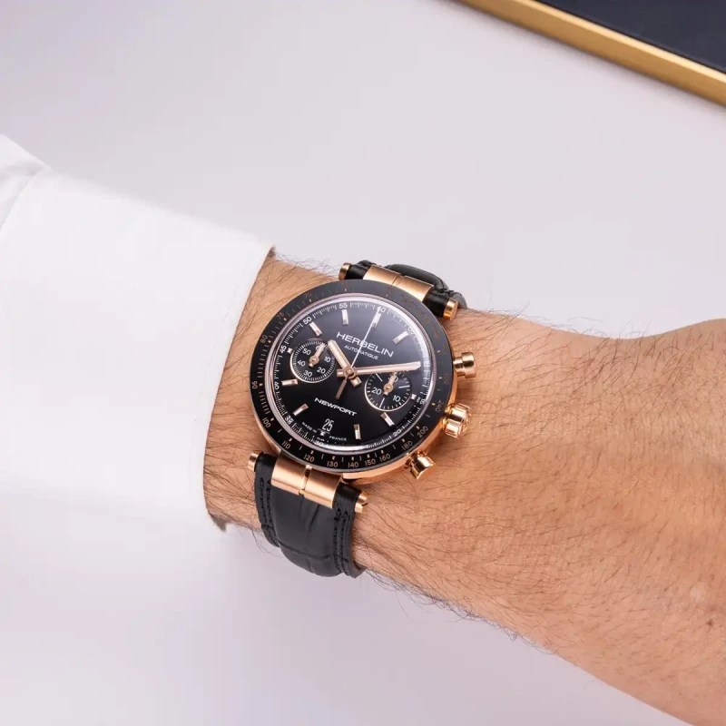 Michel Herbelin Newport – automatique – chrono – noir pvd or rose – 256TRCN14 vue porter