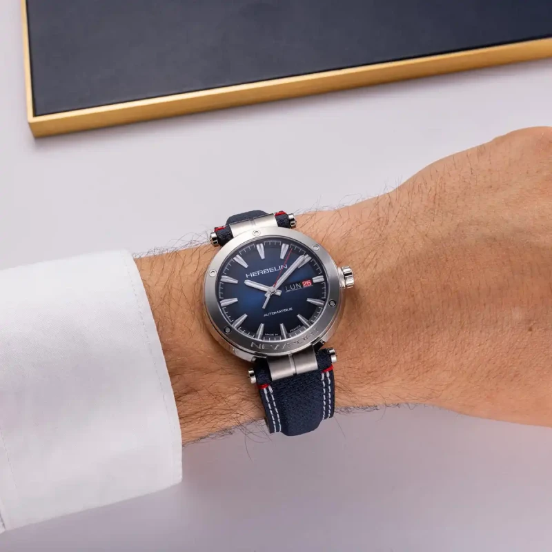 Michel Herbelin Newport – automatique – day date – textile bleu – 1768A15BL vue porter