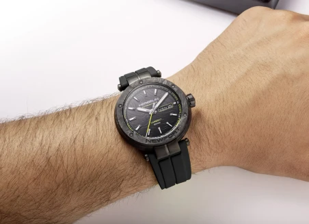 Michel Herbelin newport – carbone titane – automatique – noir – 1788CTN14CA vue porter