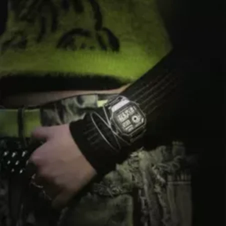 Montre Casio Timeless en Acier Argenté-AE-1200WHD-1AV vue porter