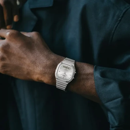 Montre Casio edgy en Acier Argenté-AQ-240E-7A vue porter