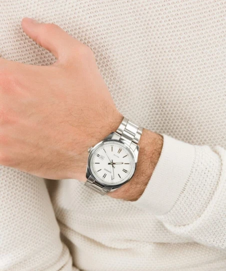 Montre casio Timeless argent MTP-1302PD-7A1V porter