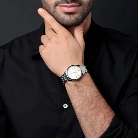 Montre casio Timeless argent MTP-1302PD-7A1V vue porter