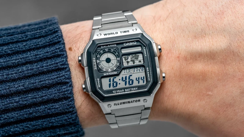 Montre Casio Timeless en Acier Argenté-AE-1200WHD-1AV vue porter