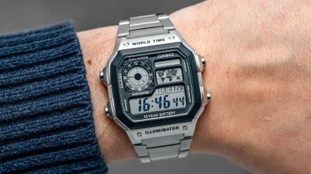 Montre Casio Timeless en Acier Argenté-AE-1200WHD-1AV vue porter