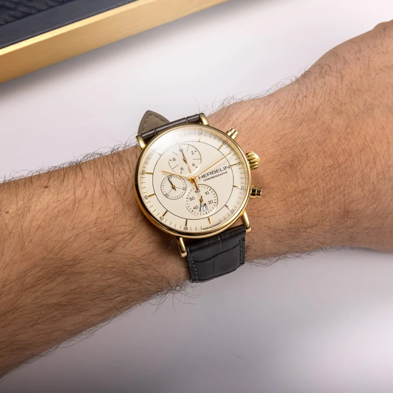 INSPIRATION – CHRONOGRAPHE – DORÉ & CUIR NOIR | Club de la Montre