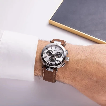NEWPORT – CHRONOGRAPHE – BLANC, GRIS & CUIR BRUN | Club de la Montre