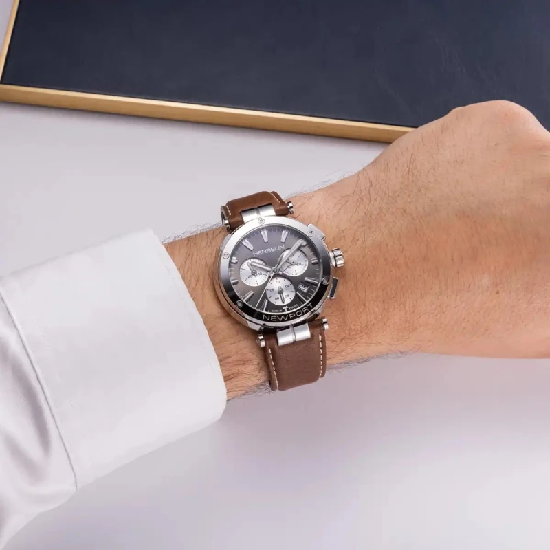 NEWPORT – CHRONOGRAPHE – GRIS, BLANC & CUIR BRUN | Club de la Montre