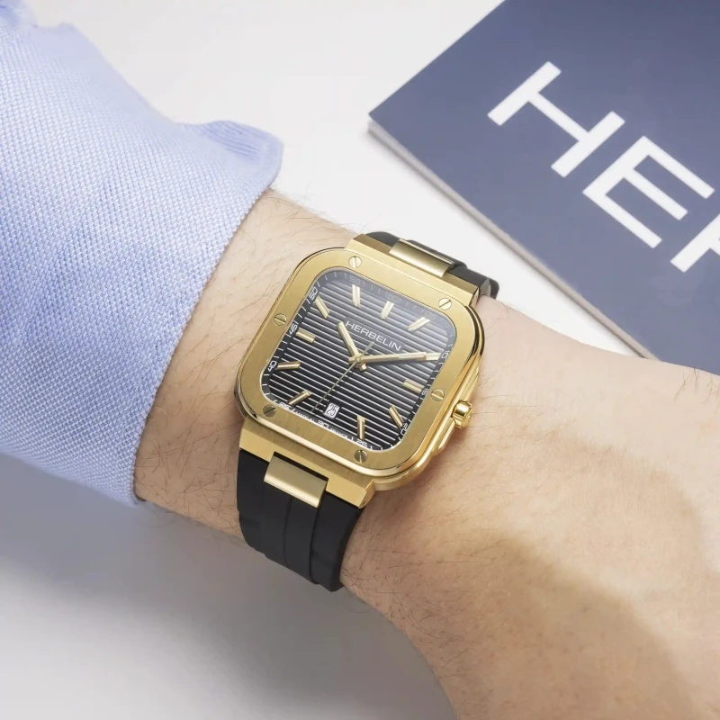 CAP CAMARAT SQUARE – SQUARE QUARTZ – NOIR & PVD OR 1N | Club de la Montre