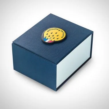 Boîte bijou bleue fermée montre homme officiel Patrouille de France Athos 3 Intérieur Gauche cuir perforé noir cadran blanc