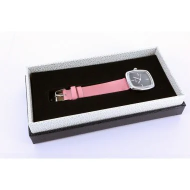 montre kelton pour femme avec un bracelet rose et cadran noir à quartz