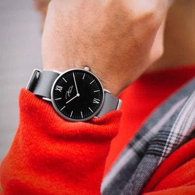  Portée Jonas & Verus Real acier cadran noir bracelet cuir gris lisse