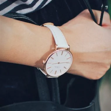  Portée Jonas & Verus Minor Girl acier cadran blanc bracelet cuir blanc surpiqûre beige lisse