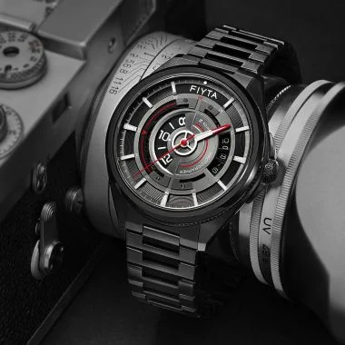 Lifestyle 3 Montre Fiyta Photographer Automatique Noir et Rouge GA860022.BBB