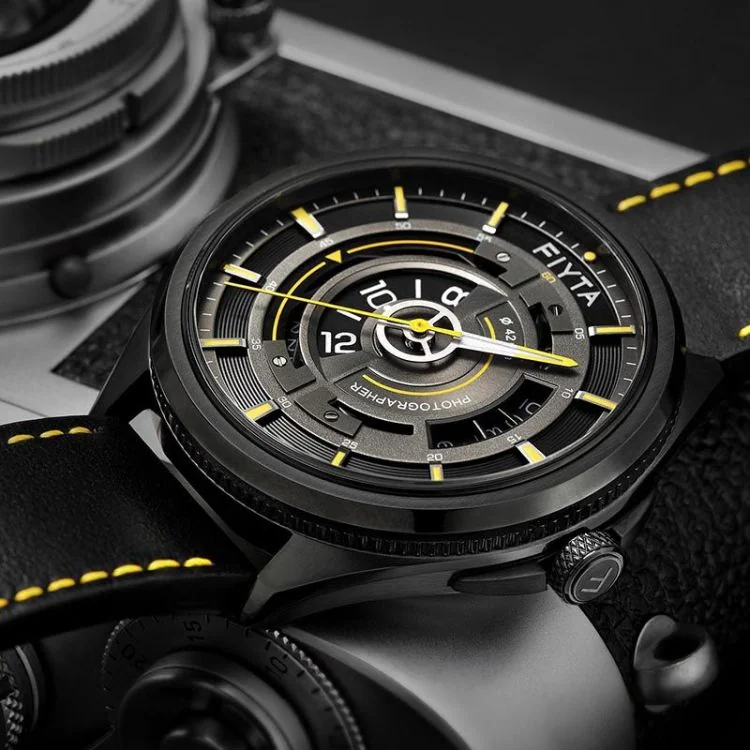 Lifestyle 2 Montre Fiyta Photographer Automatique Noir et Jaune GA860023.BBB
