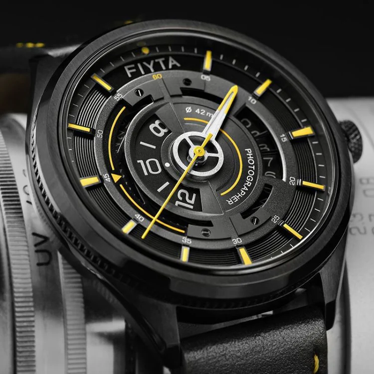 Lifestyle 3 Montre Fiyta Photographer Automatique Noir et Jaune GA860023.BBB