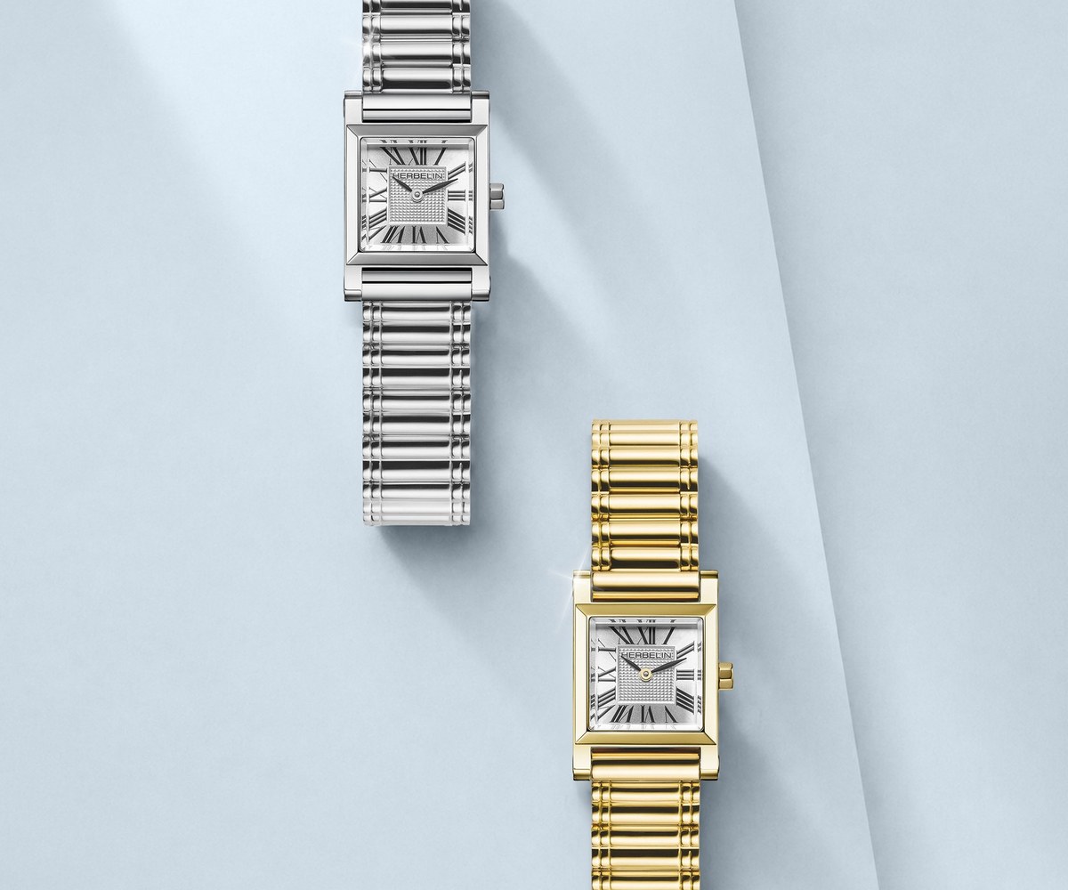 Une montre rectangulaire en acier et une montre doree posees cote a cote