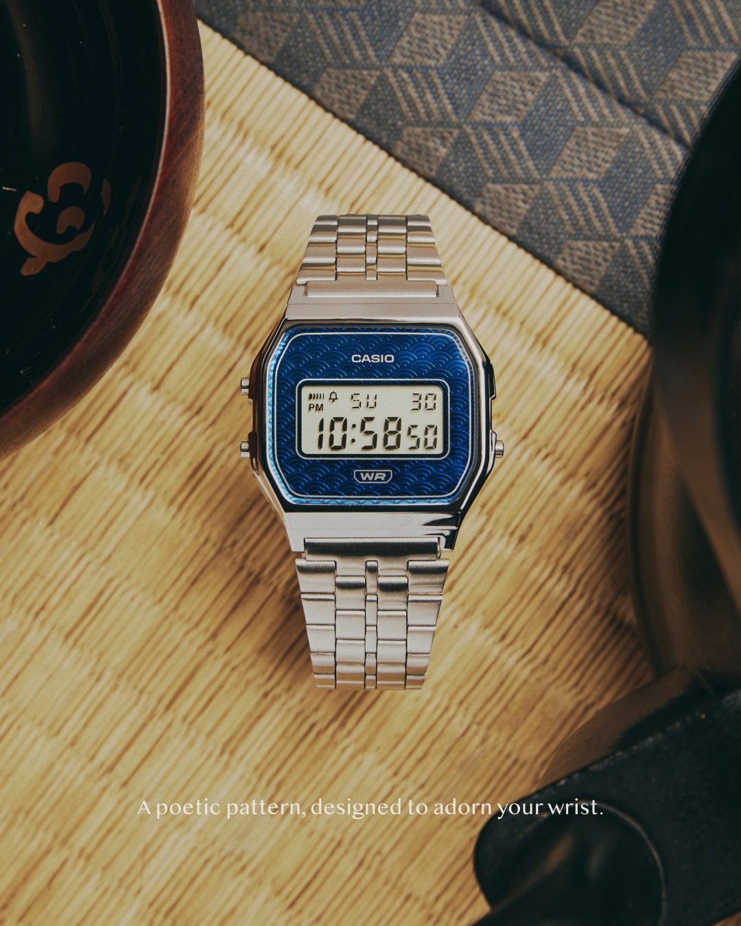 Montre Casio vintage argentee au cadran bleu posee sur du bois