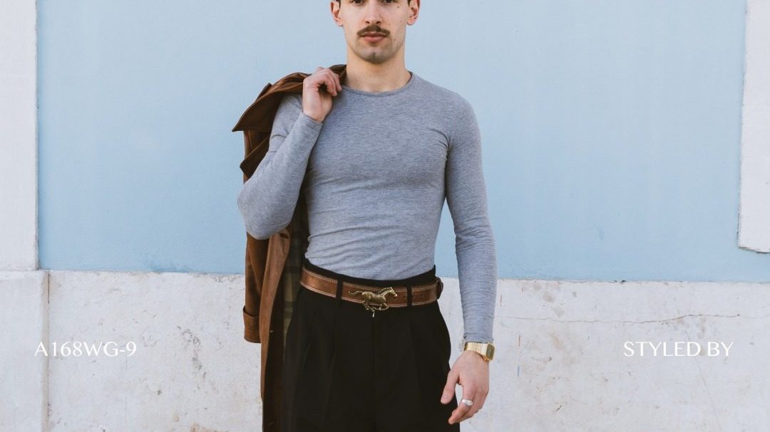 Homme devant un mur bleu ciel portant une montre Casio doree vintage