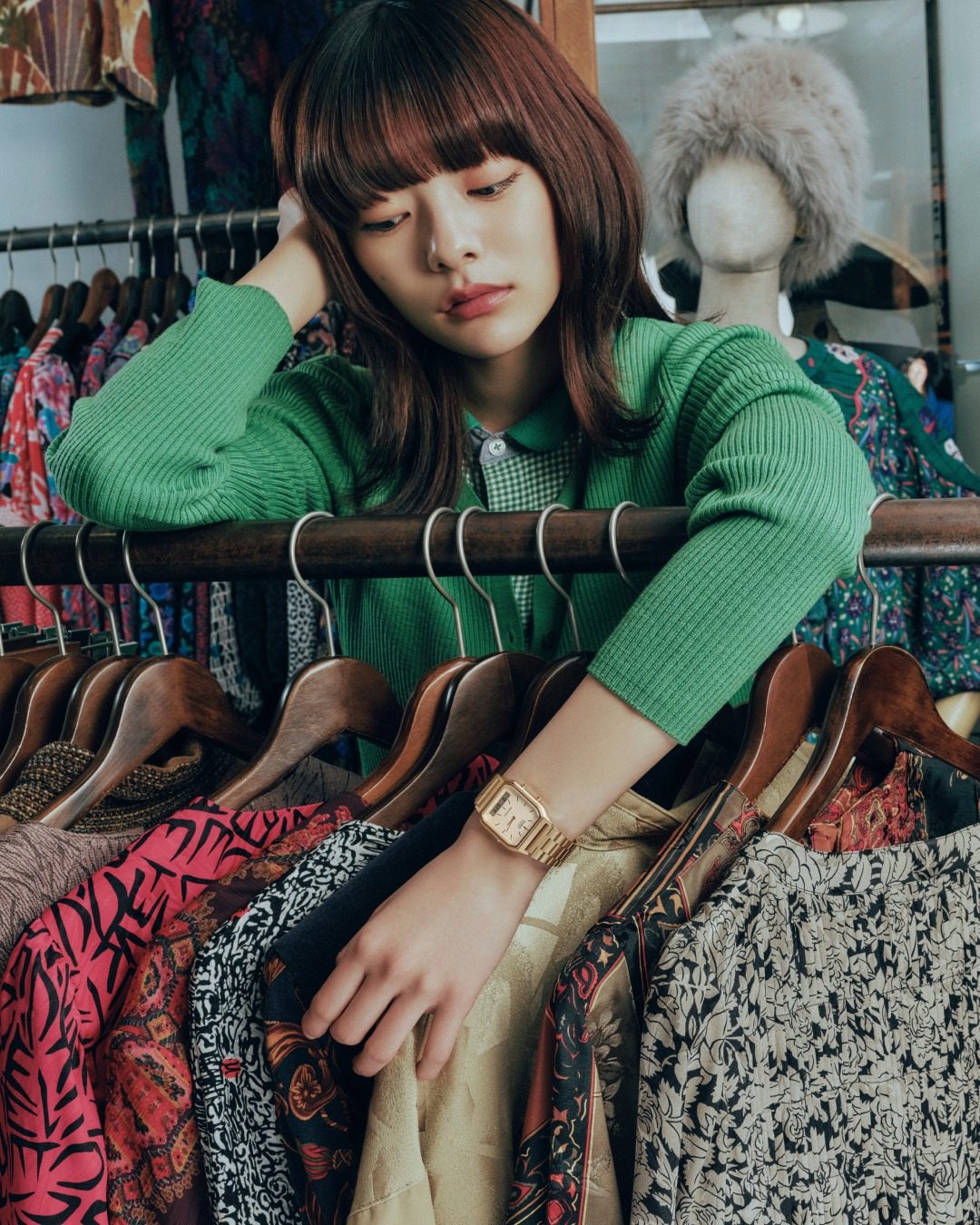 Gros plan sur une Casio doree portee avec un pull vert