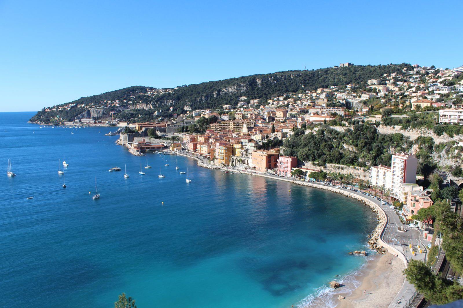 Baie de Villefranche-sur-Mer sur la Cote d'Azur, eau turquoise et yachts