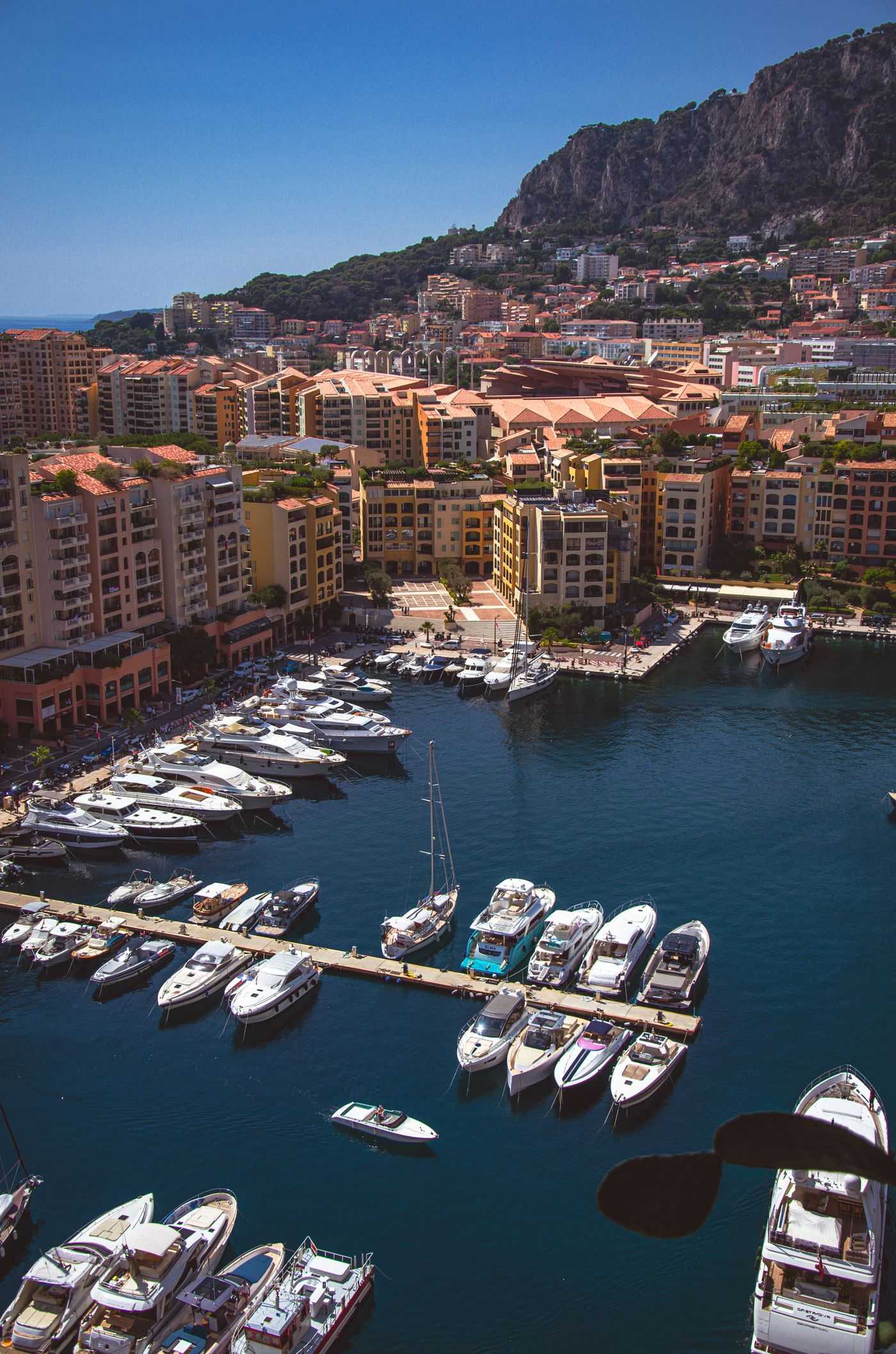 Port de Fontvieille a Monaco, yachts au soleil