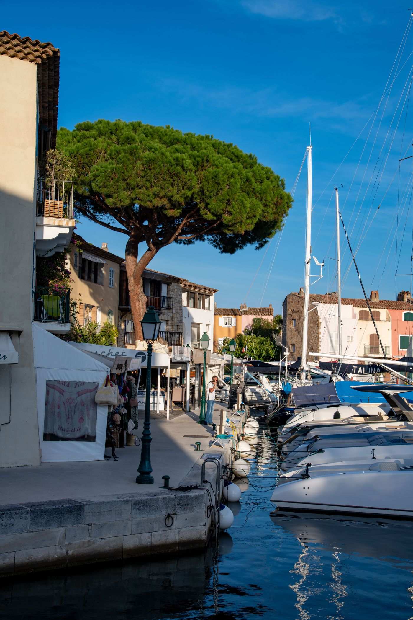 Maisons colorees de Port Grimaud au bord de l'eau