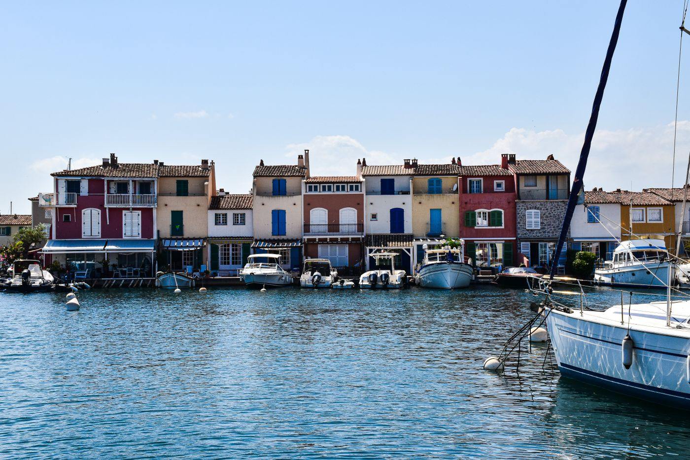 Vieux port de Saint-Tropez, clocher et yachts