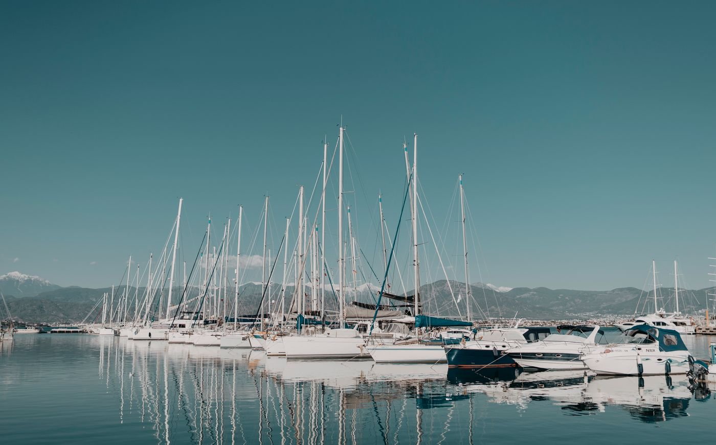 Voilier en pleine mer Mediterranee