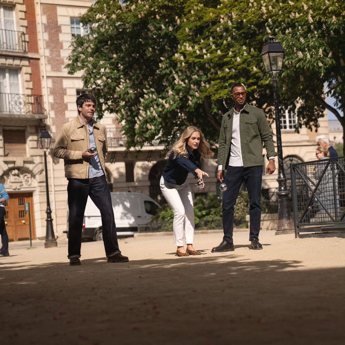 Groupe d'amis jouant a la petanque en tenue d'ete