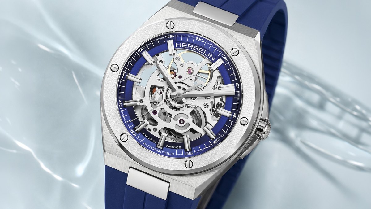 Montre automatique squelette Michel Herbelin posee sur une surface d'eau, illustration de l'entretien d'une montre en ete