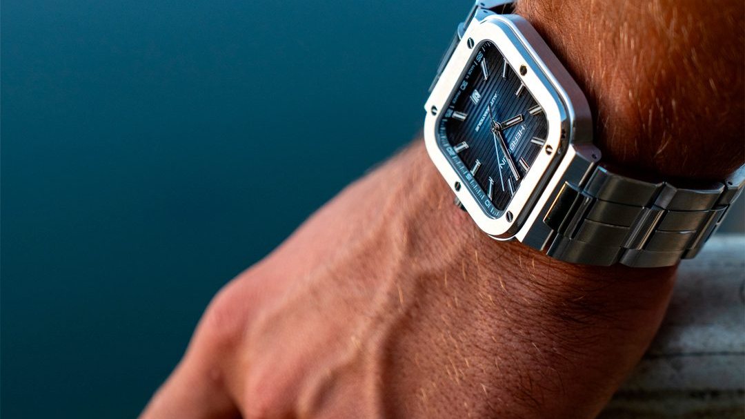 Montre Michel Herbelin au poignet d'un homme sur un bateau face a la mer