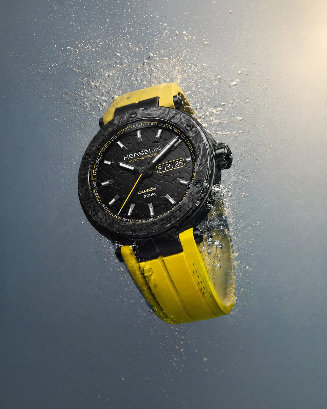 Montre Michel Herbelin Newport carbone au bracelet jaune eclaboussee d'eau