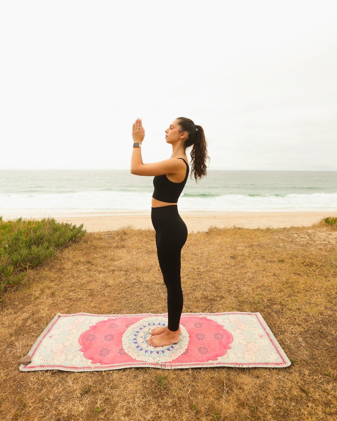 Seance de yoga face a la mer avec une montre Ice-Watch au poignet