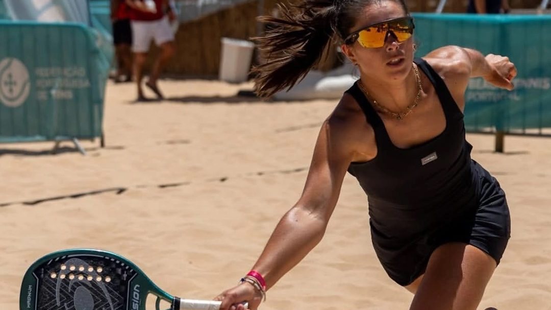 Joueuse de beach tennis plongeant sur le sable avec une montre Kelton