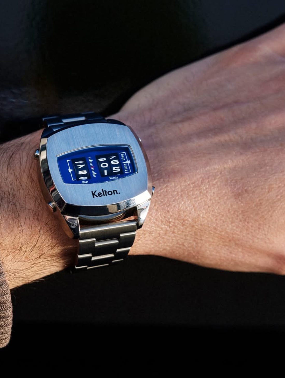 Montre Kelton retro au cadran bleu ciel portee au poignet