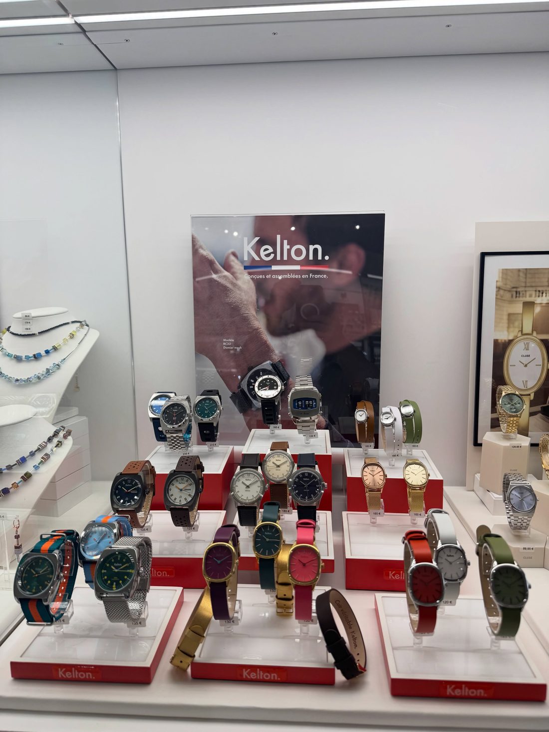 Collection de montres Kelton colorees exposees en boutique